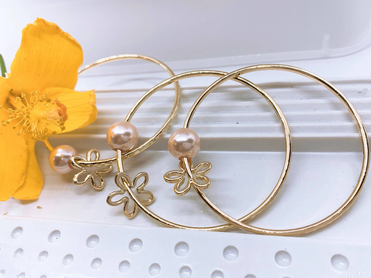 Straight Bangle with Flower Charm and Pink Shell Pearl: 7.5