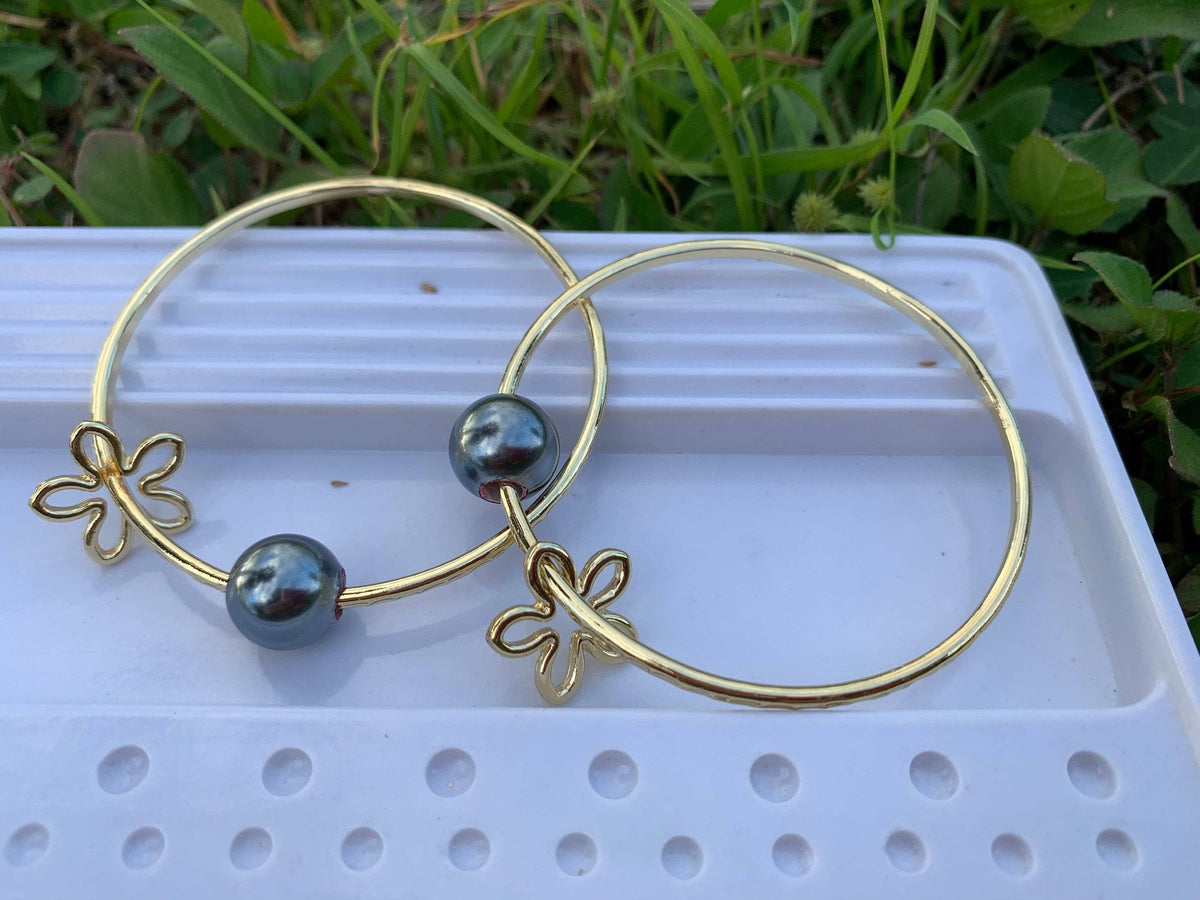 Straight Bangle with Flower Charm and Gray Black Shell Pearl: 7.5